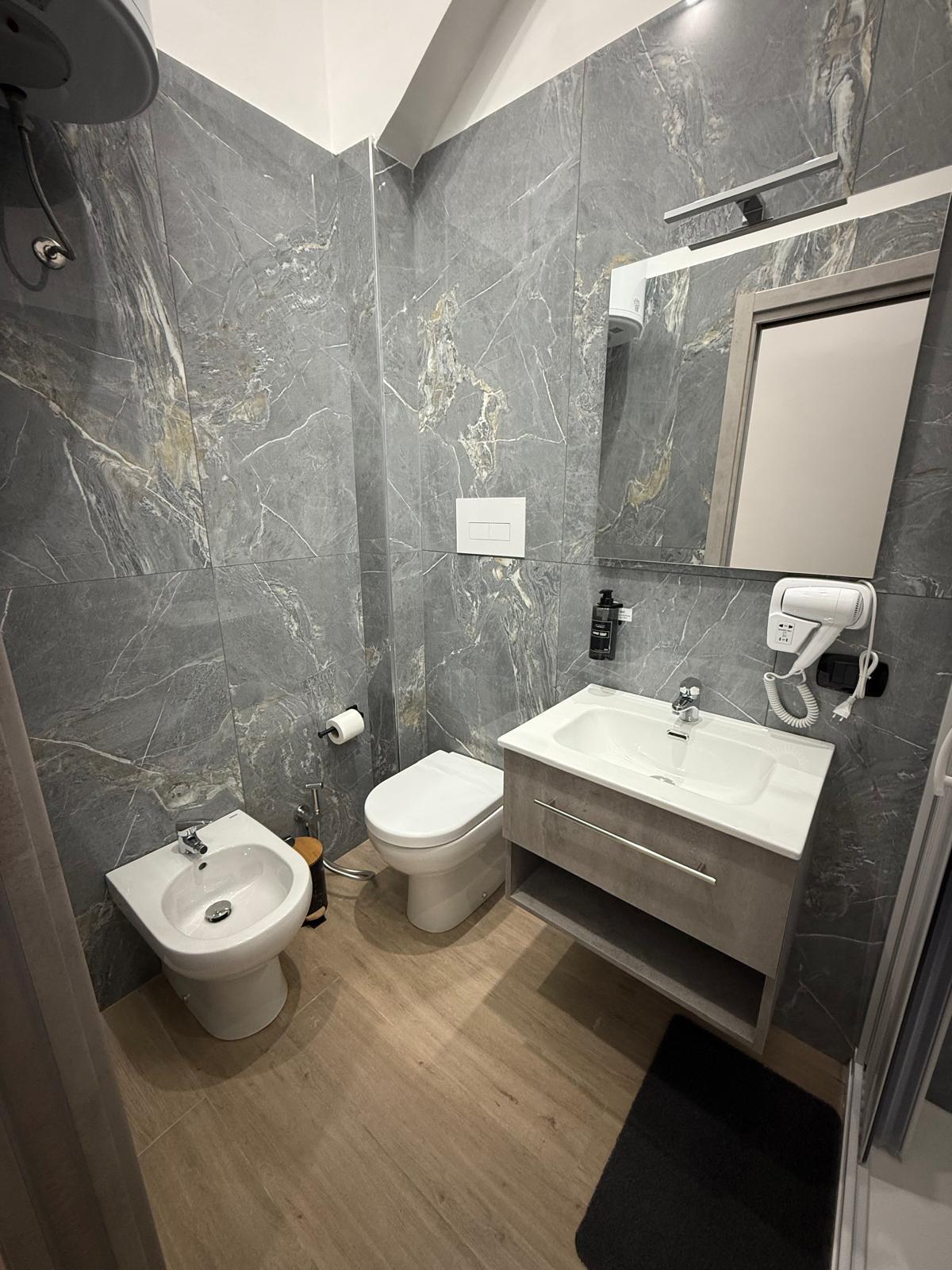 Bagno con lavabo e asciugacapelli