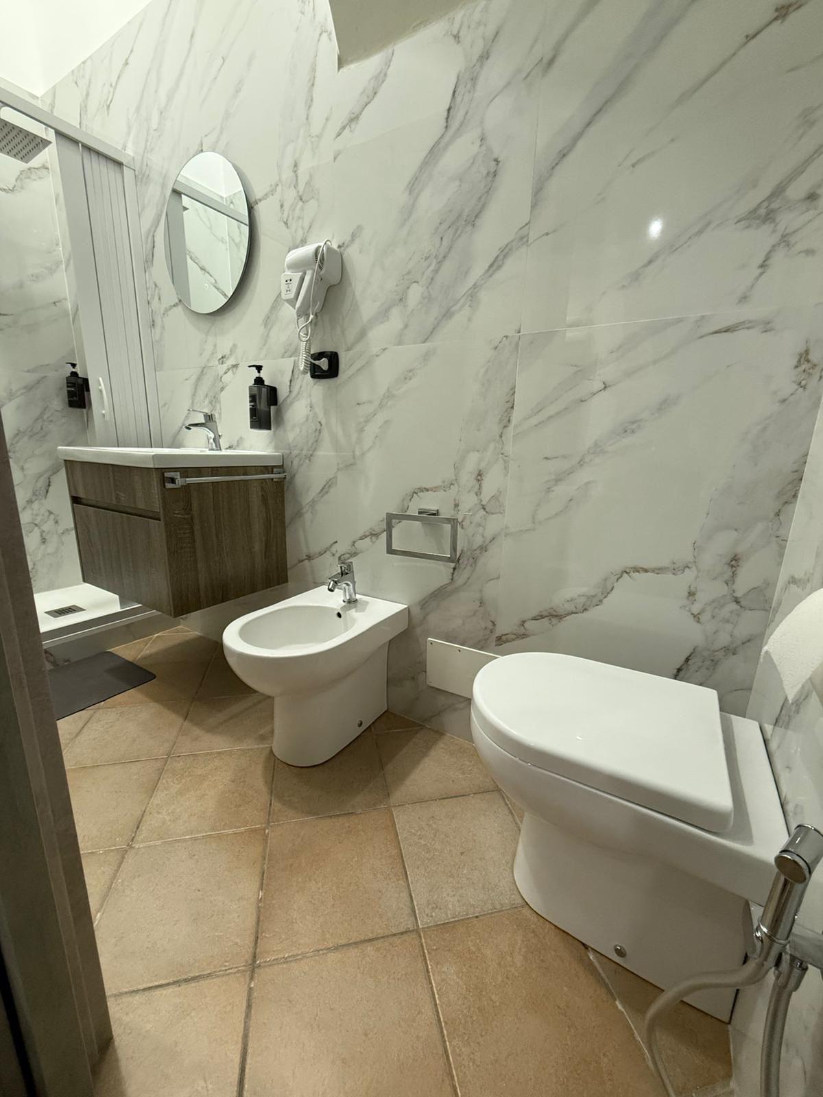 Bagno privato con bidet e specchio