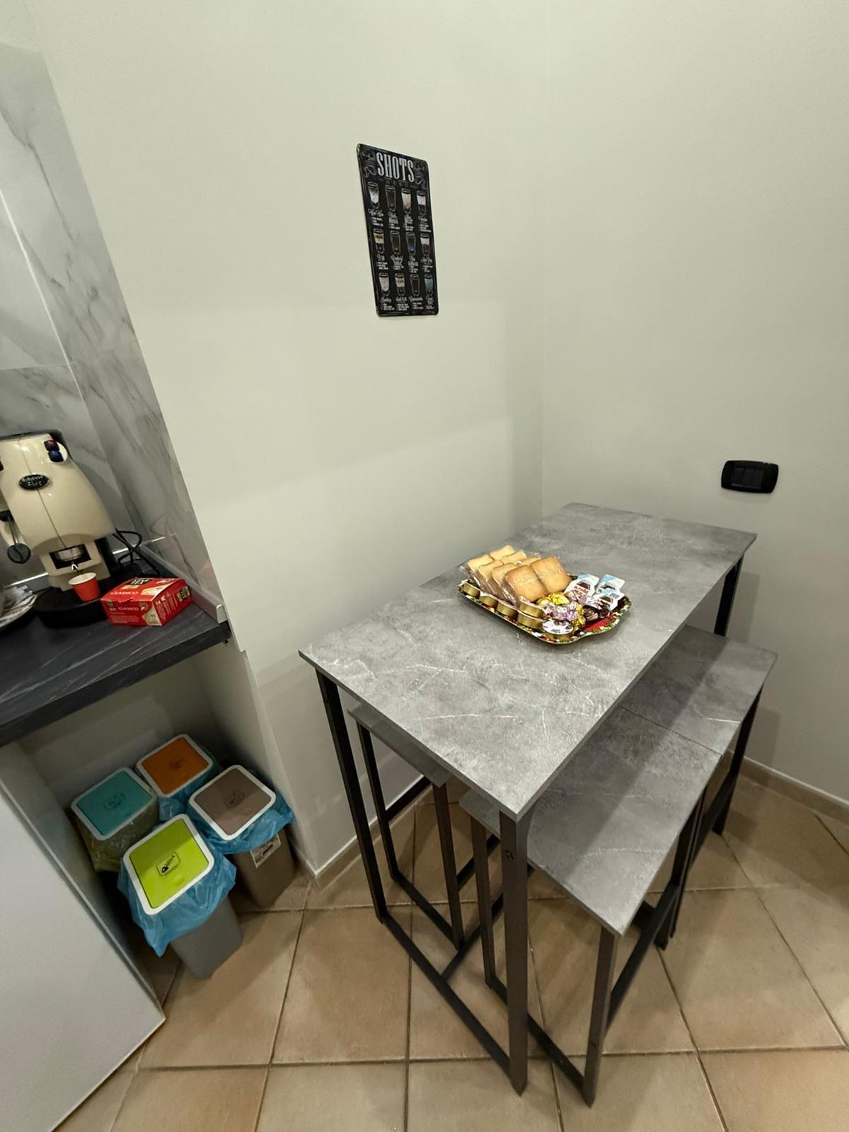 Tavolo da pranzo con colazione e snack inclusi