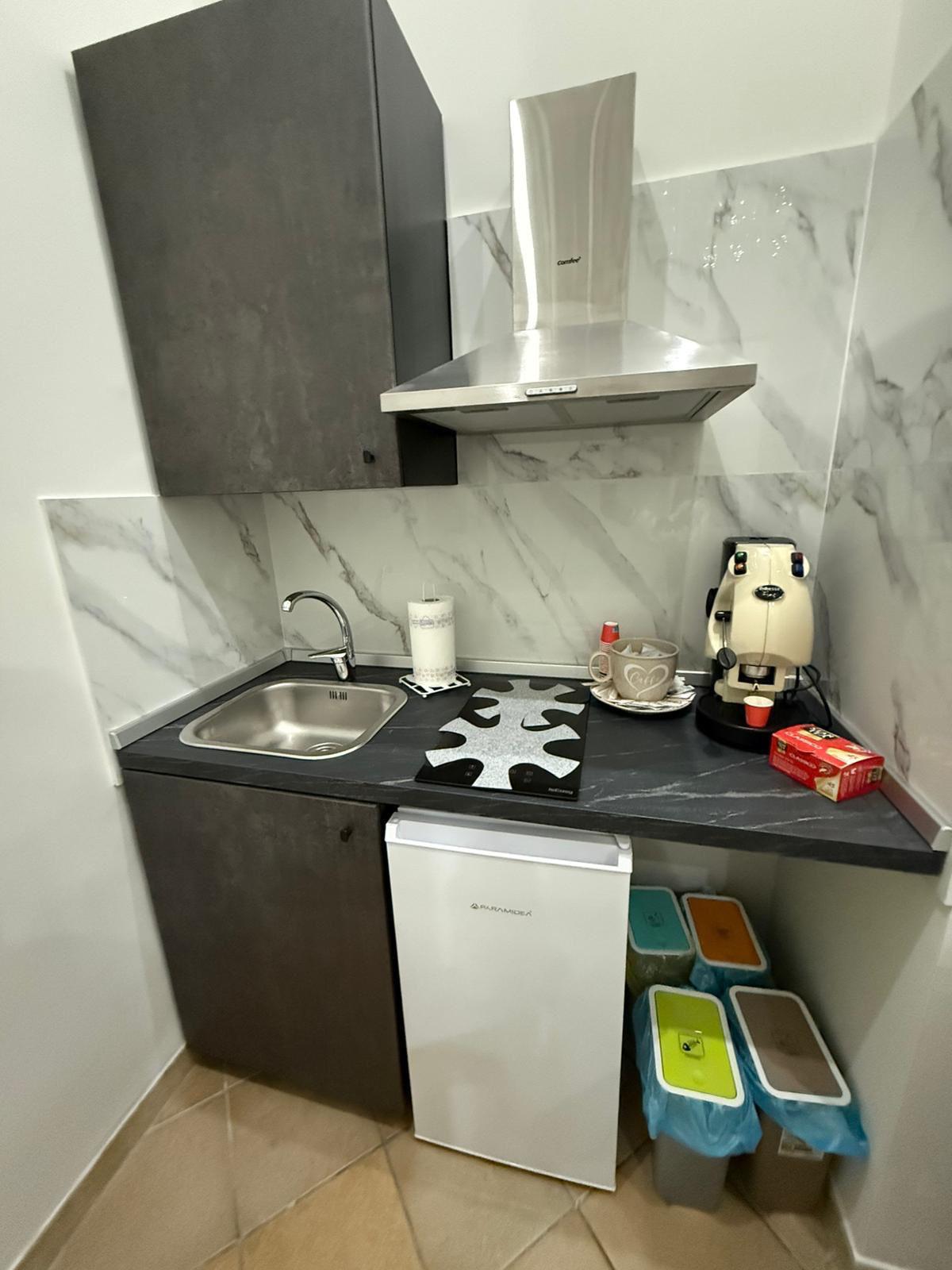 Cucina completa con frigo e piano cottura