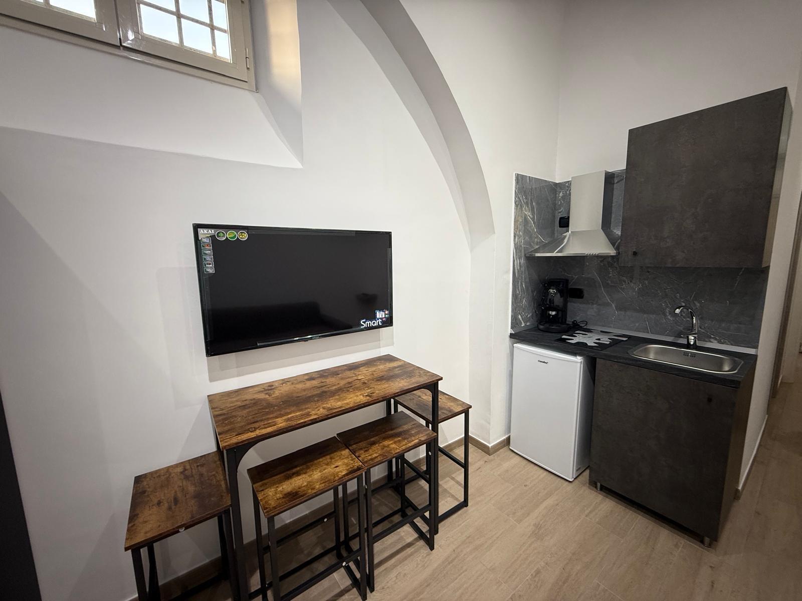 Sala da pranzo con TV a schermo piatto